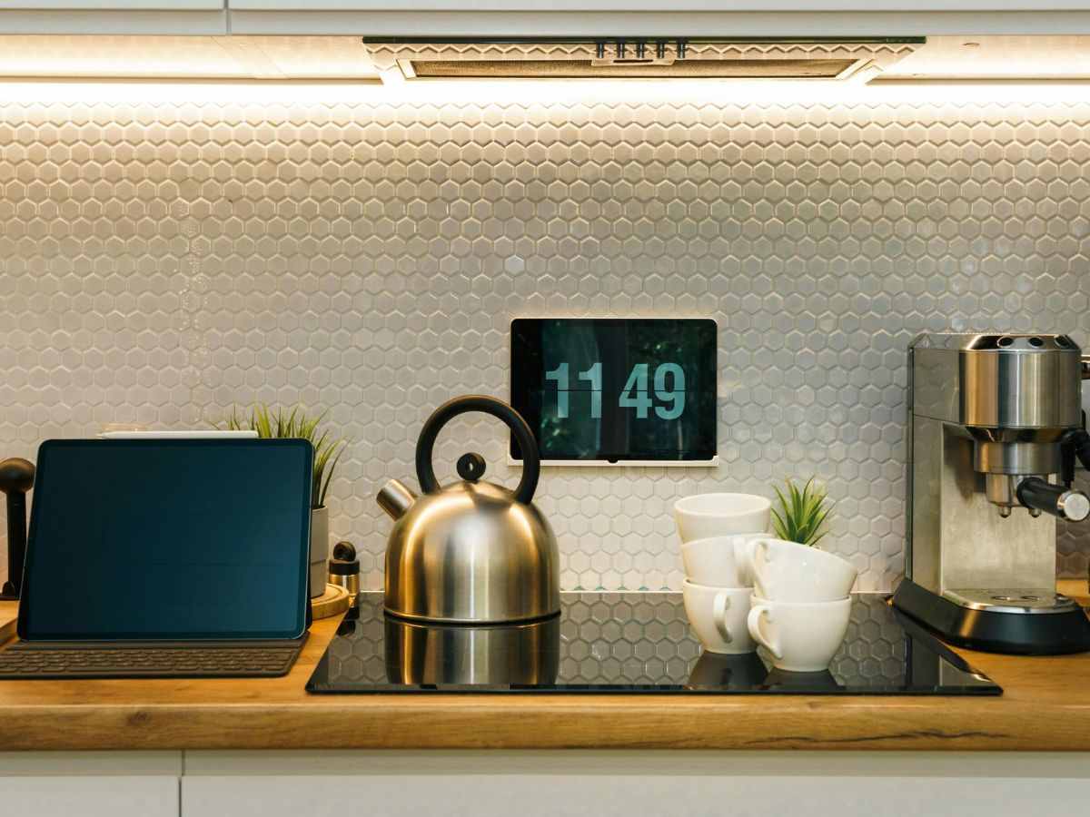 Piano cottura induzione con bollitore e tazzine