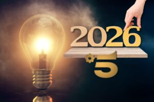 Lampadina accesa, mano con 2026 su mensola e logo Canale 5