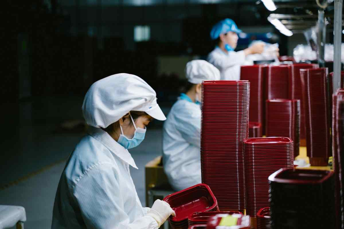 Lavoratori in fabbrica