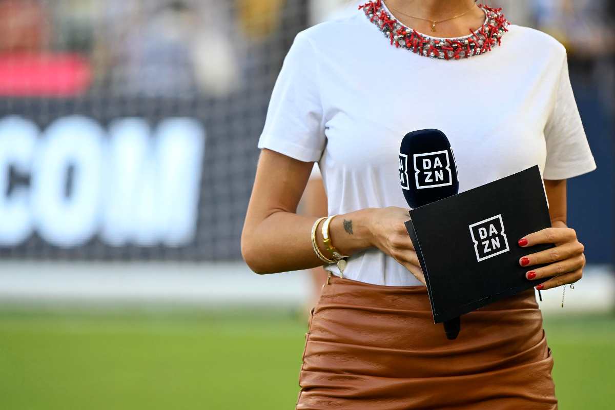 Conduttrice Dazn su campo da calcio