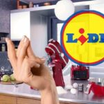 Cucina con elettrodomestici
