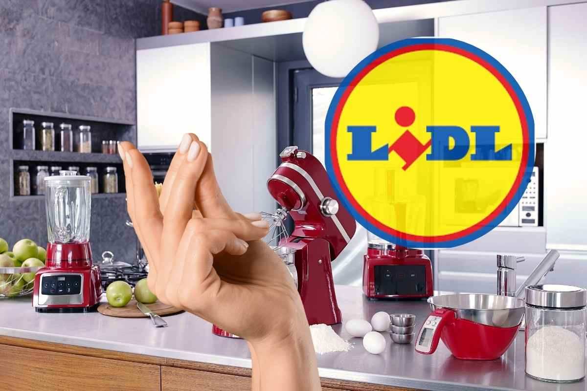 Cucina con elettrodomestici