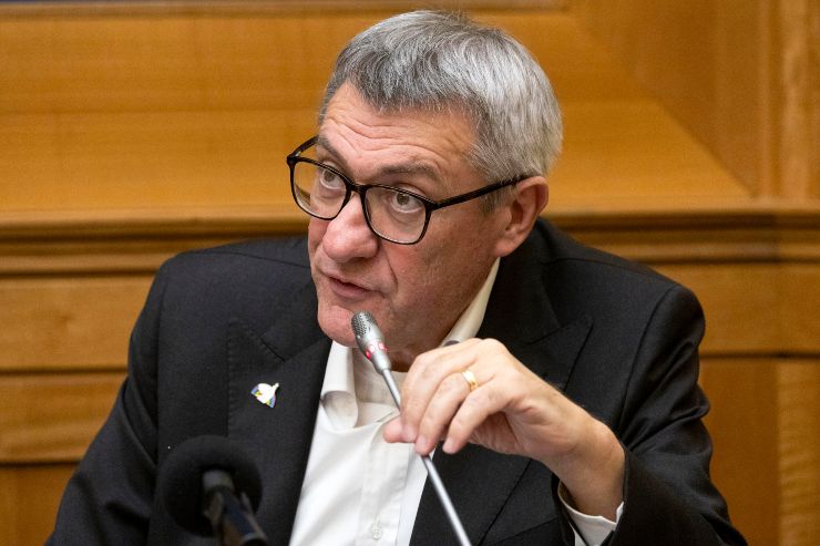 Maurizio Landini con il microfono davanti