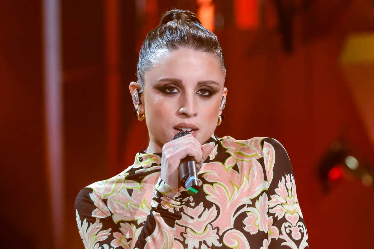 Angelina Mango con il telefono in mano