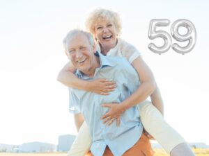 Una coppia di anziani che sorride