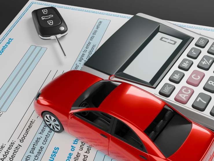 Chiave auto, auto e calcolatrice