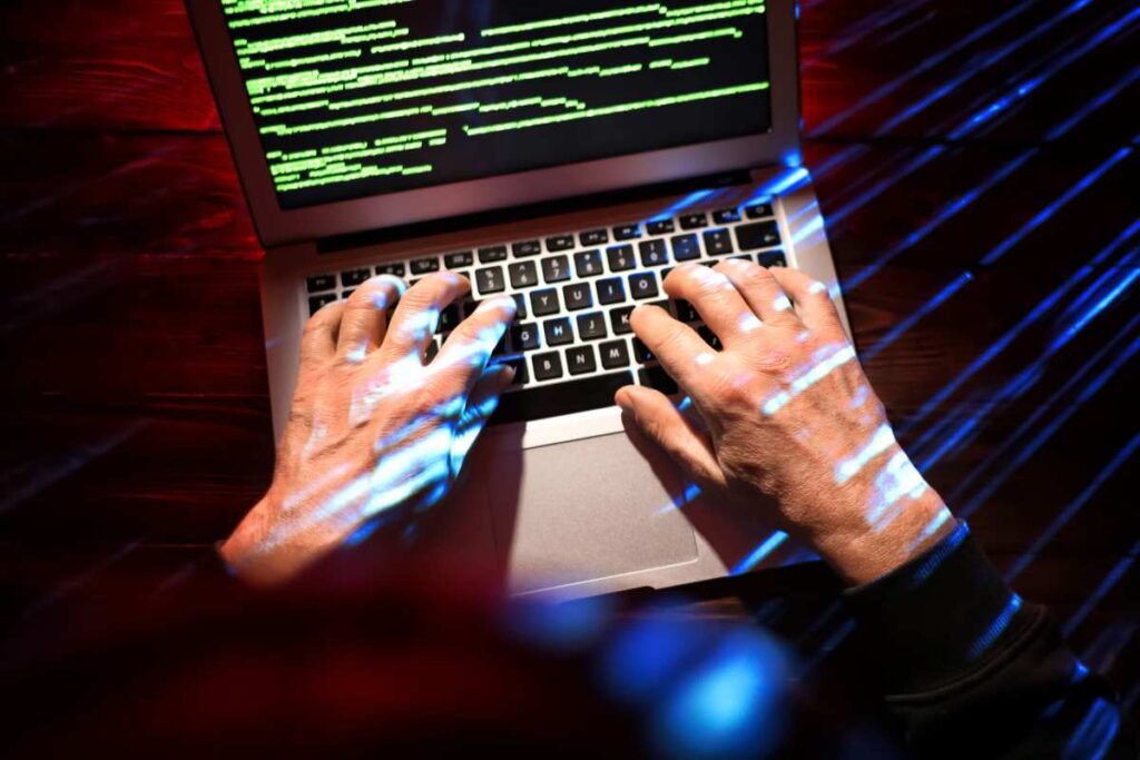 mani di un uomo al computer