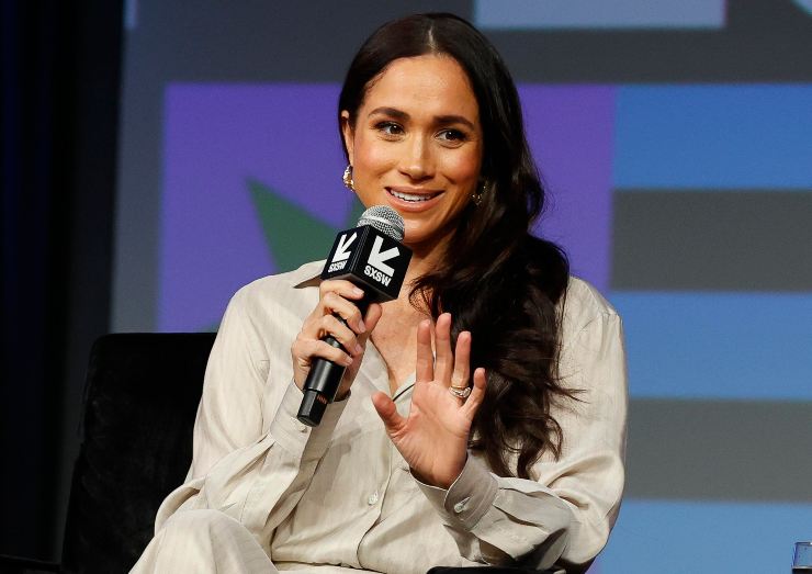 Meghan parla con il microfono