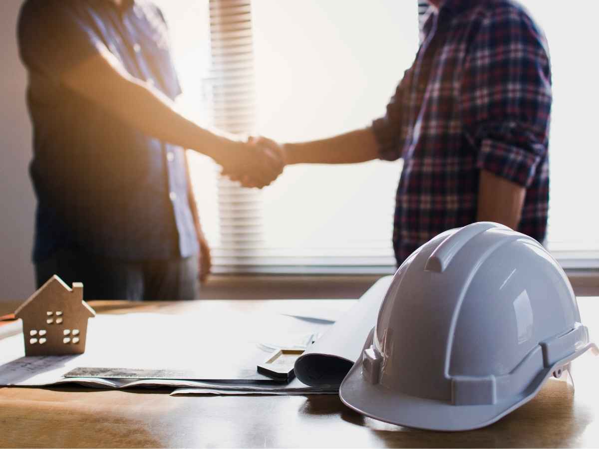 Lavoratori che si stringono la mano