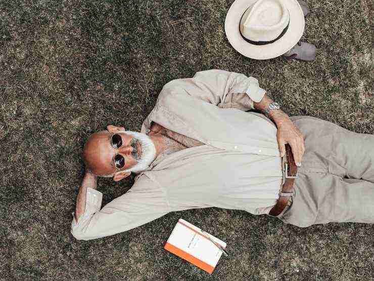 Anziano sdraiato su prato