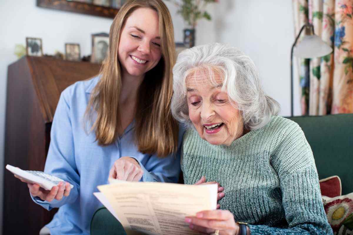 Pensionata e giovane donna