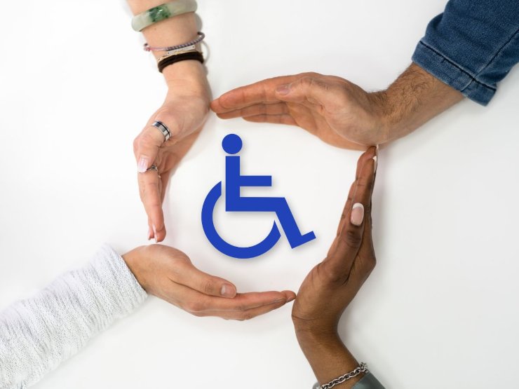 mani che in cerchio tutelano il logo dei disabili