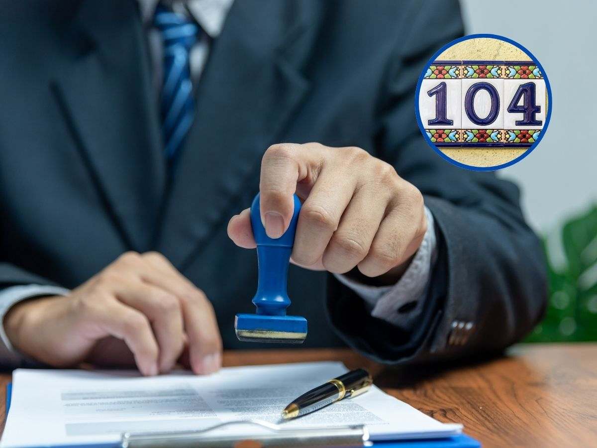 Uomo che timbra i documenti