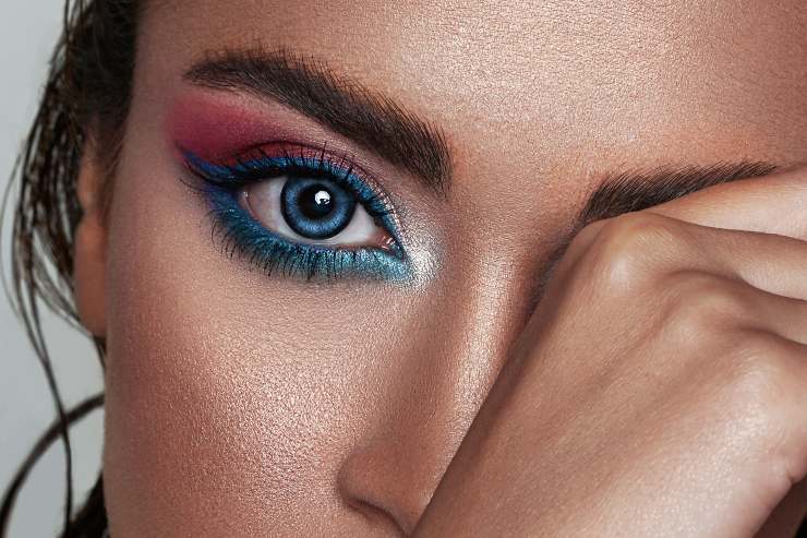 Dettaglio fotografico sul make up occhi di una donna