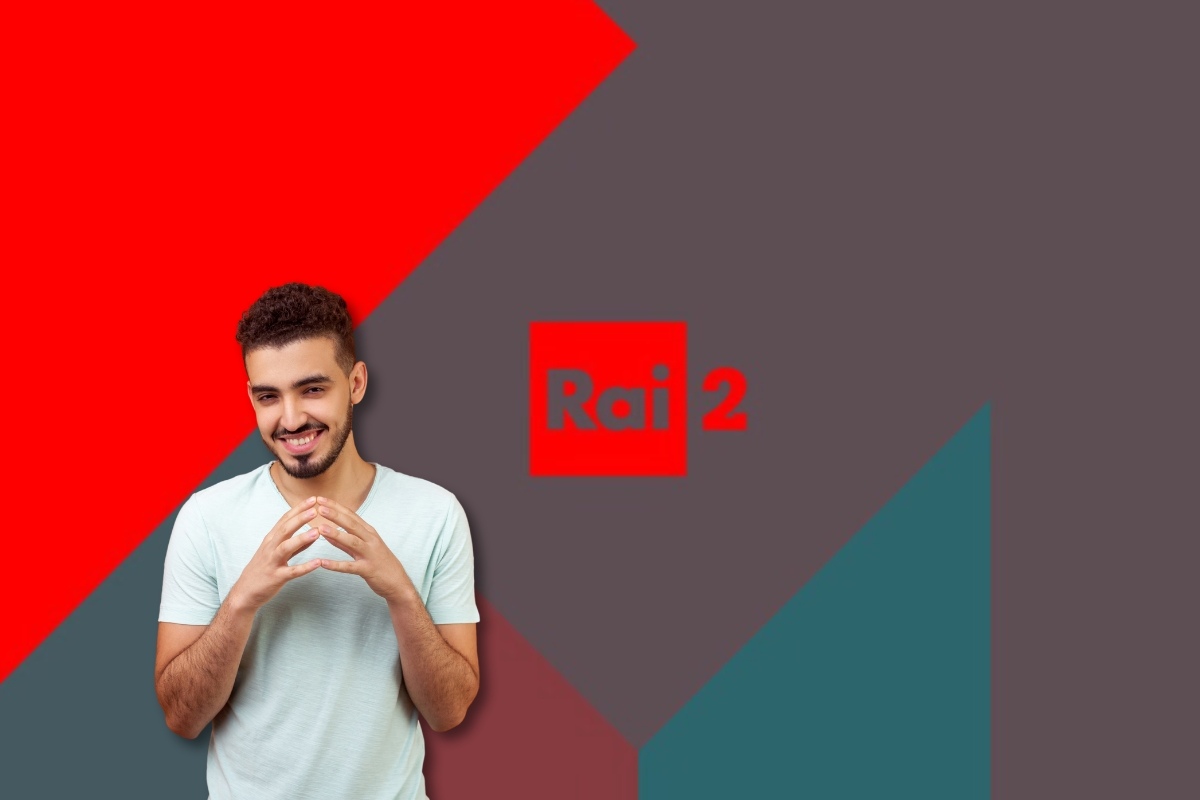 Ragazzo felice davanti ad uno sfondo con il Logo Rai 2