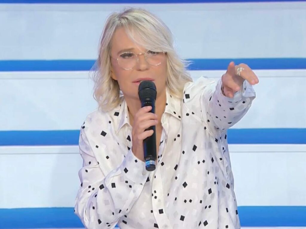 Maria De Filippi indica un partecipante di UeD