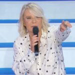 Maria De Filippi indica un partecipante di UeD