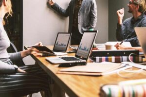 Persone che partecipano ad una riunione in ufficio