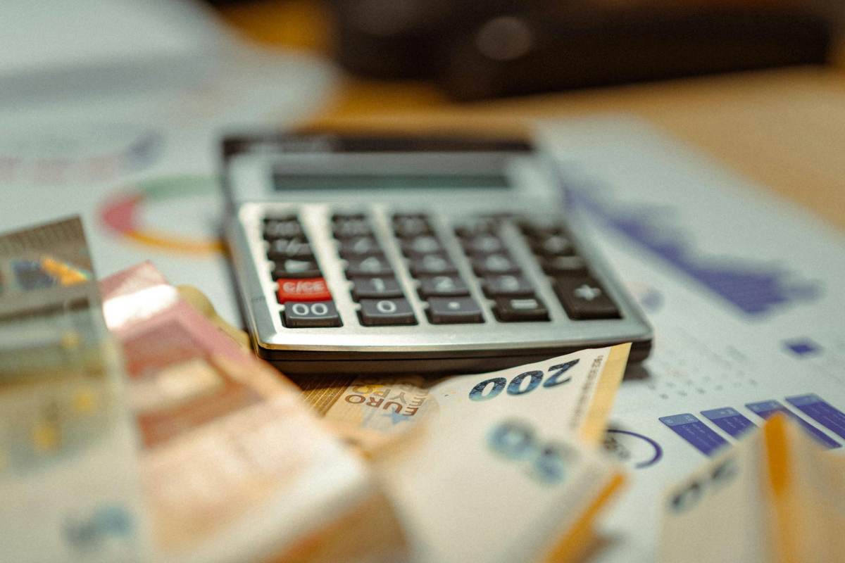 Calcolatrice e banconote