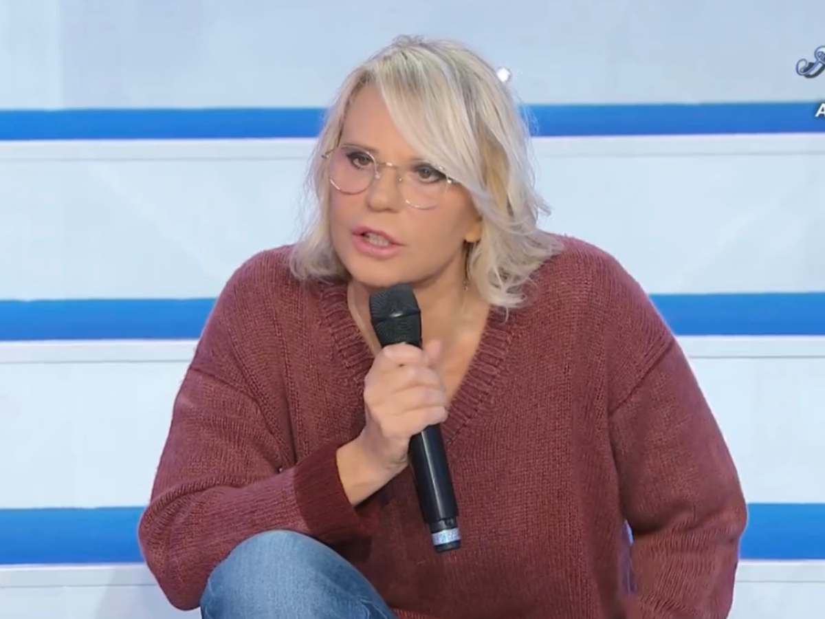 Maria De FIlippi sulle scale di UeD