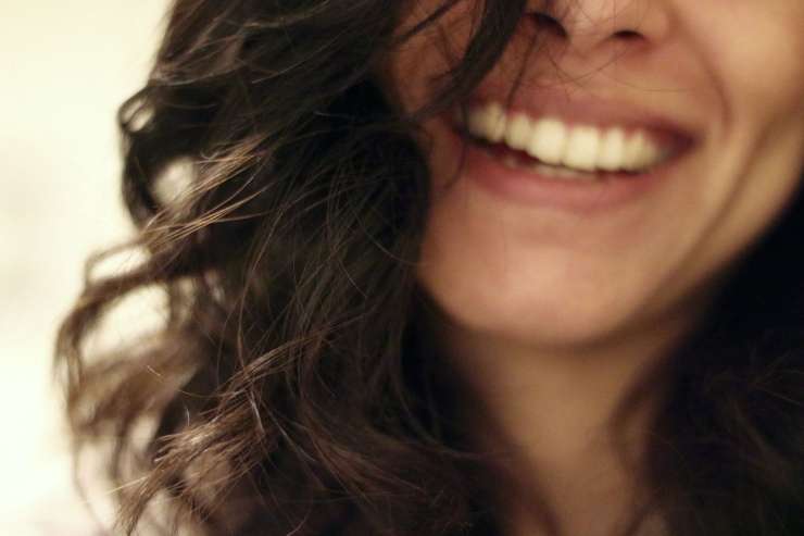 Ragazza che ride