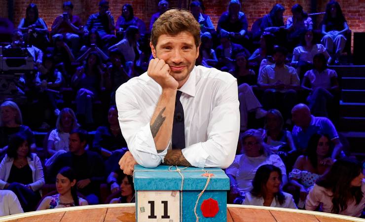Stefano De Martino con la testa appoggiata sulla mano