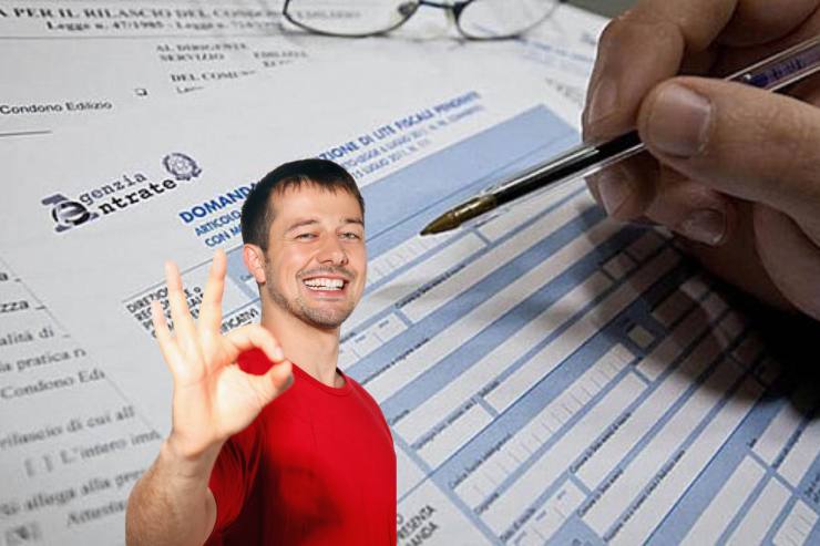 uomo sorridente fa ok con la mano davanti a documenti