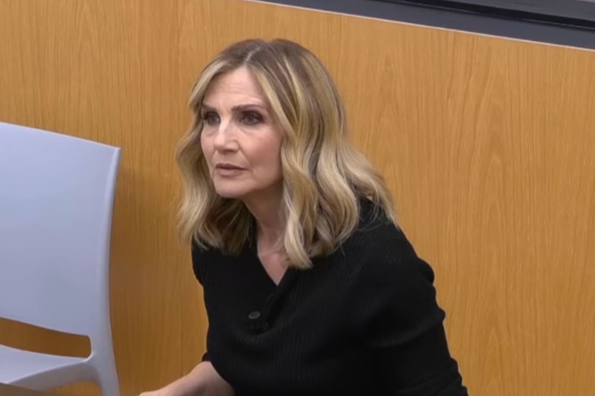 Lorella Cuccarini con espressione tesa