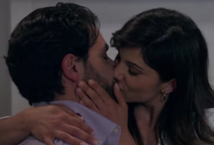 bacio tra damiano e rosa in un posto al sole