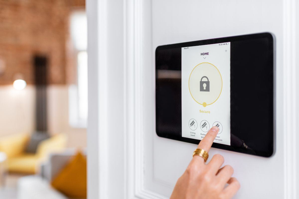 Tablet domotico sulla parete di casa