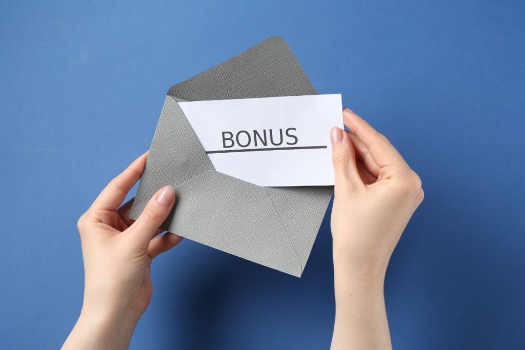 donna tiene in mano busta da cui esce biglietto con scritta bonus