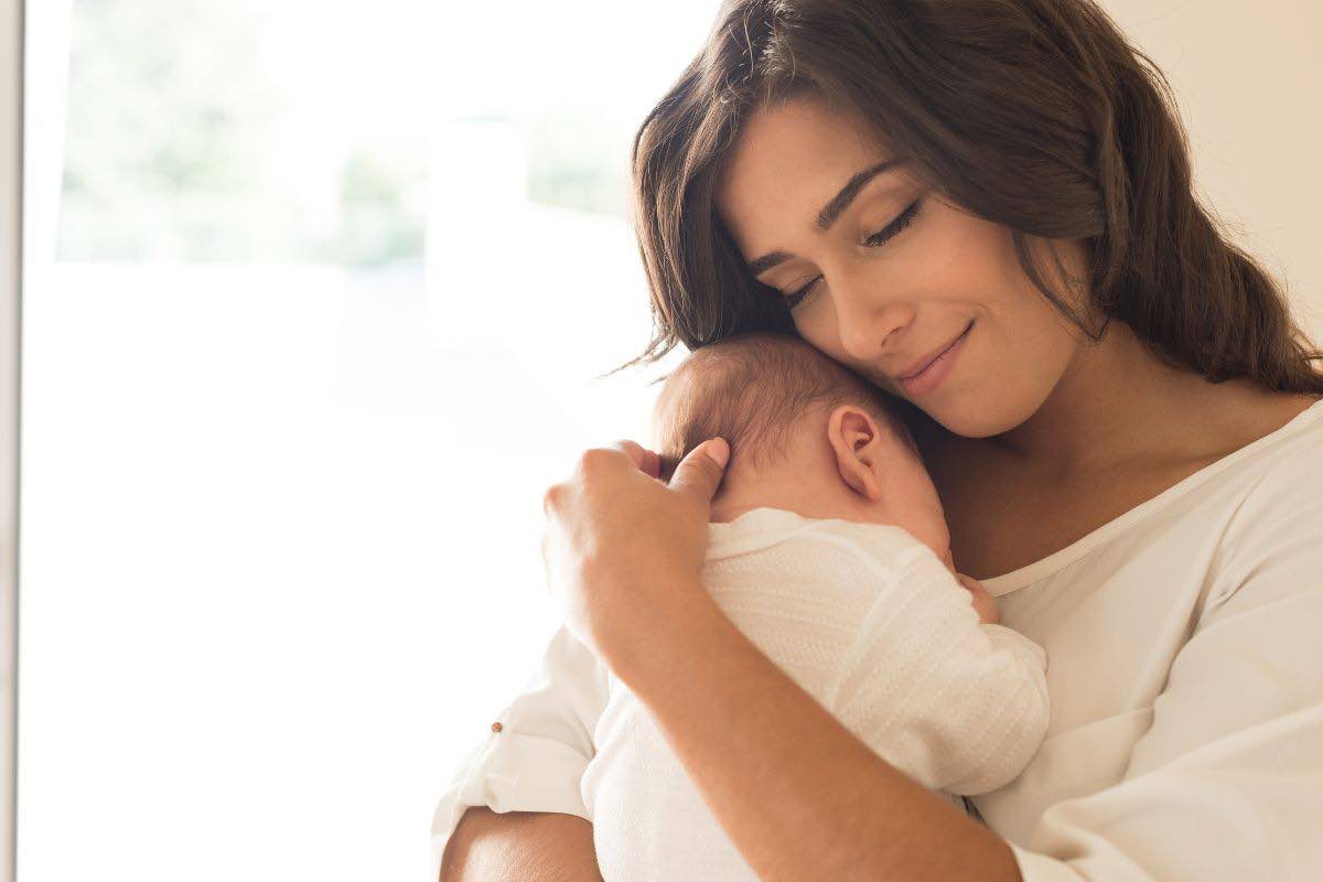 Mamma con bambino in braccio