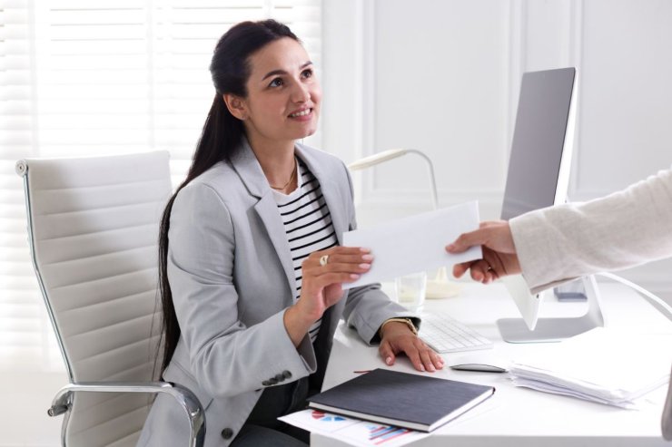 donna a lavoro riceve busta da uomo