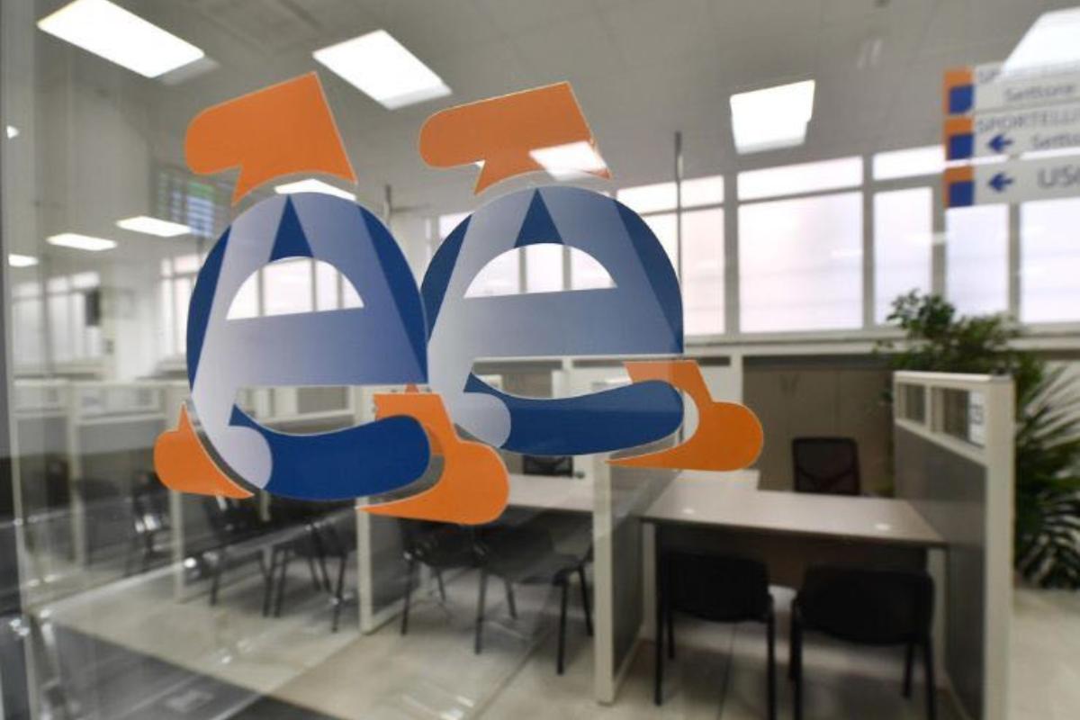 marchio agenzia entrate all'entrata per gli uffici