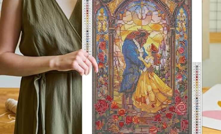 Donna che tiene in mano una tela per il diamond painting