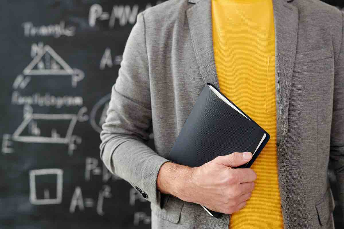 Docente di fronte ad una lavagna