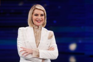 Simona Ventura che sorride con braccia conserte