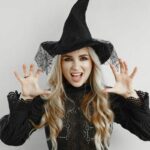 Donna vestita da strega