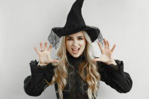 Donna vestita da strega