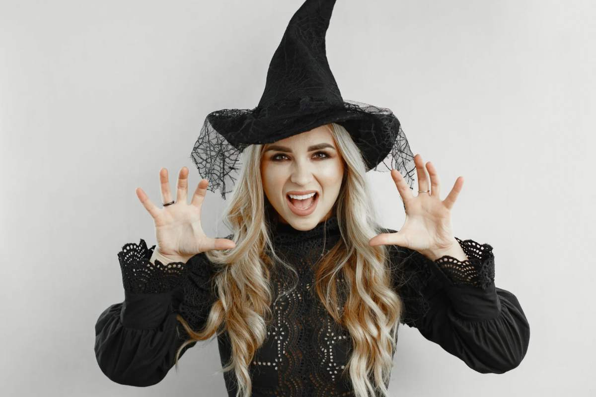 Donna vestita da strega