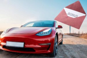 auto elettrica e busta con la scritta bonus
