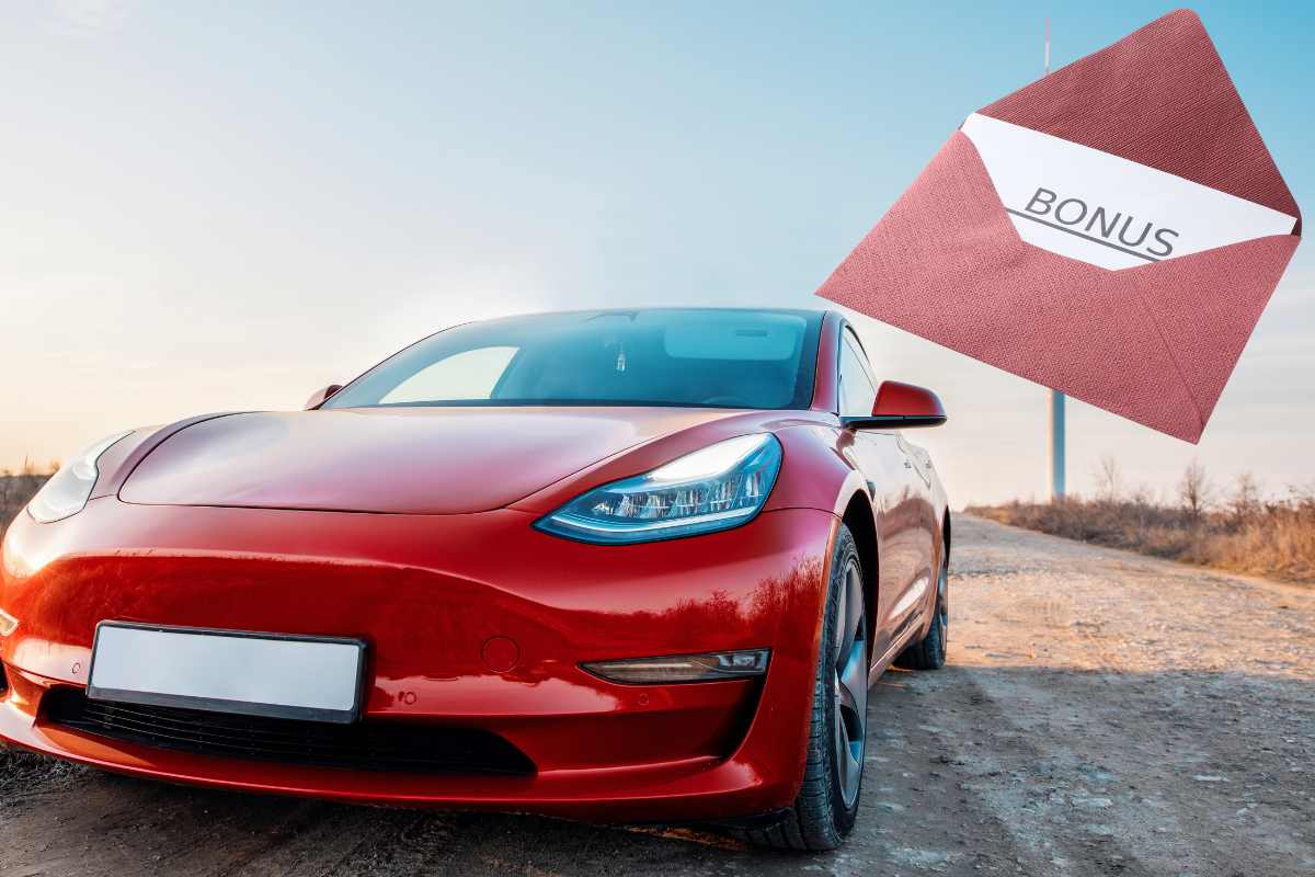 auto elettrica e busta con la scritta bonus
