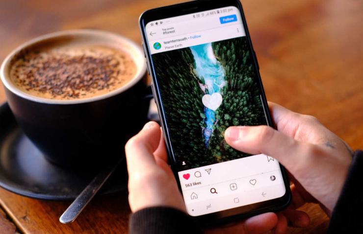 instagram telefono in mano e caffe 