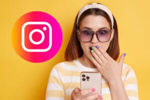 donna sorpresa con telefono logo instagram