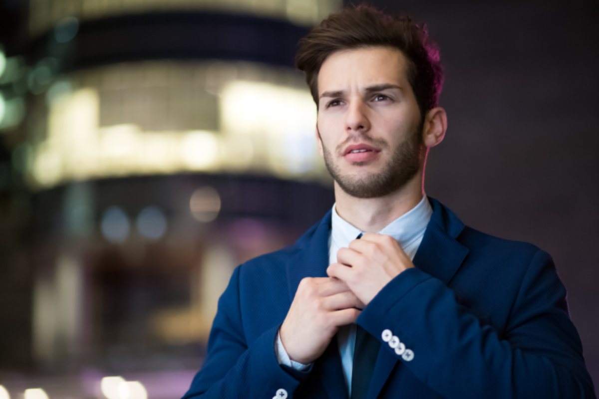 giovane uomo in giacca e cravatta
