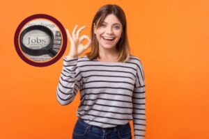 donna che sorride e fa ok con le dita e nel riquadro degli annunci di lavoro