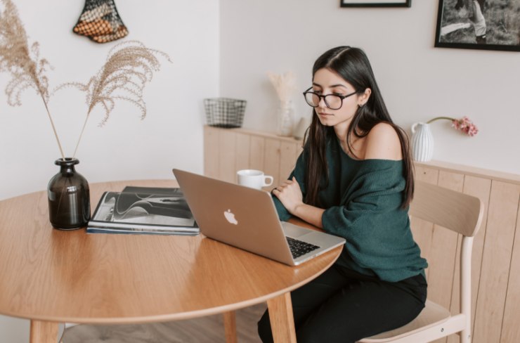 donna seduta davanti al computer