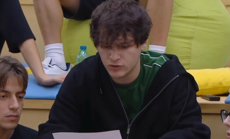 Michele di Amici che legge una lettera