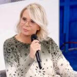 Maria De Filippi con microfono in mano