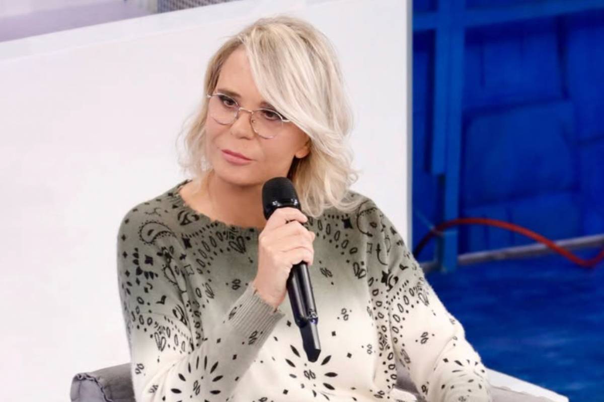 Maria De Filippi con microfono in mano